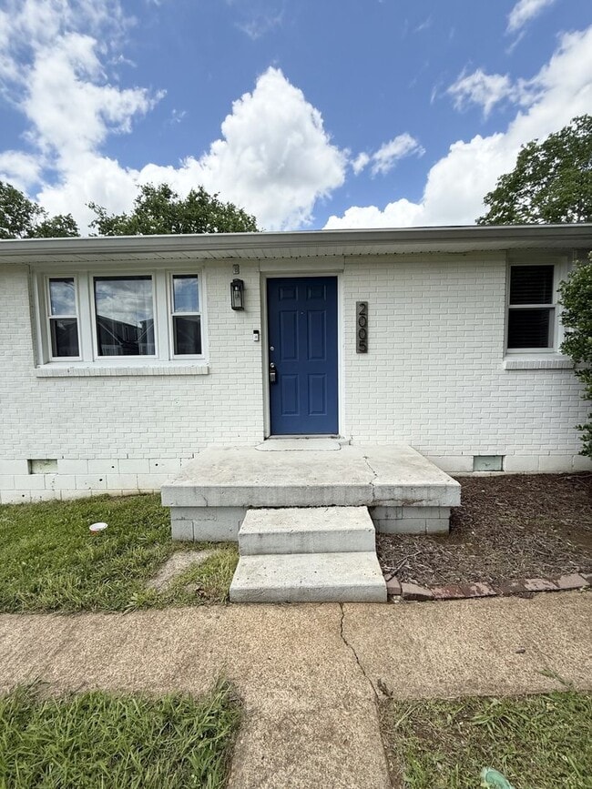 Building Photo - Charming 2 Bedroom, 1 Bath house in the he...