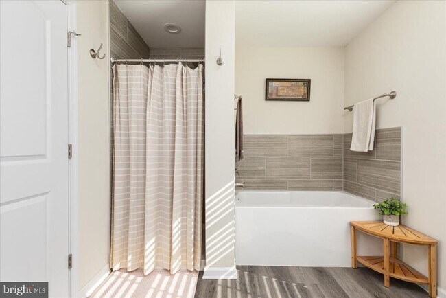 Building Photo - 321 Whispering Echos Dr