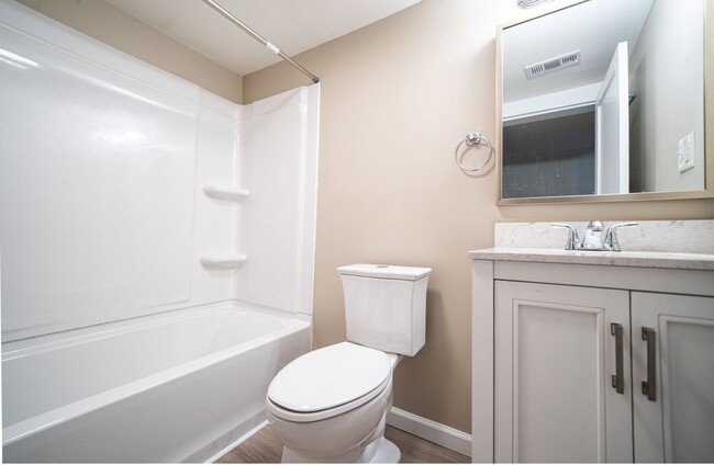 Building Photo - 1/2 Mo Off Special - Historic area - China Grove- 1 bed,1bath Unit