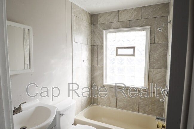 Building Photo - 1111 E 22nd Ave