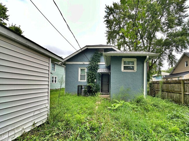 Building Photo - 411 W 39th St