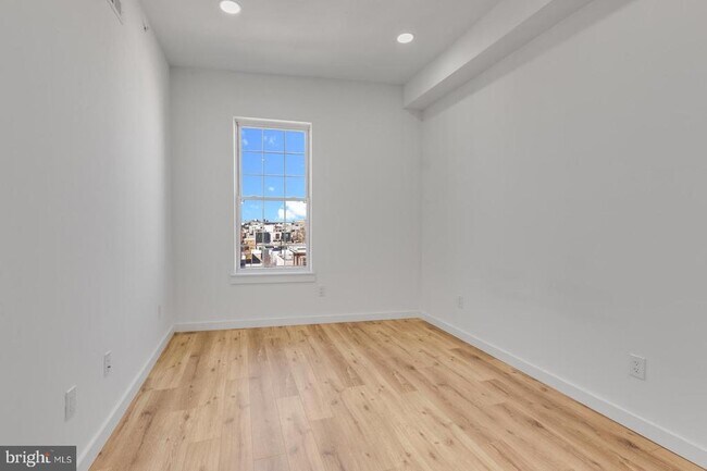 Building Photo - 2045 Trenton Ave