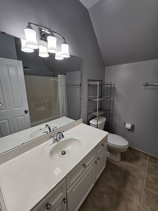 Building Photo - Welcome Home to Comfort and Style in North Charleston, SC!