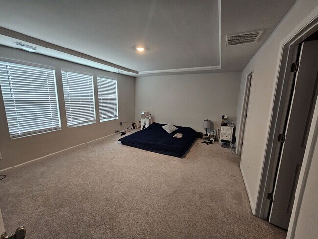 Building Photo - Modern townhome with high-end finishes throughout, minutes to 540 and walkable to great shopping.