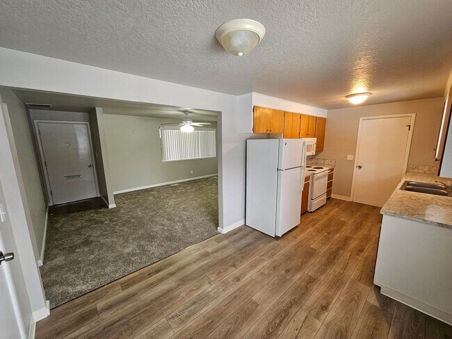 Building Photo - Beautifully Renovated 3 Bedroom, 1 1/2 Bathroom Duplex on the Boise Bench! Newer Carpet and Paint.