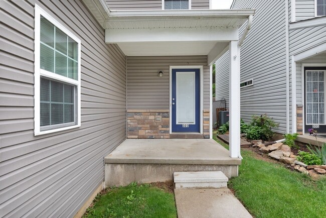 Building Photo - Modern 3-Bed Townhome on Quiet Cul-de-Sac ...
