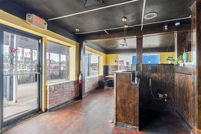 Building Photo - 327 S Green Ave