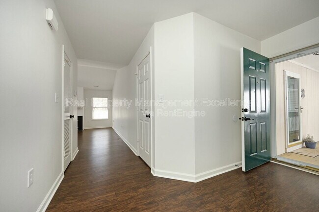 Building Photo - 521 Renshaw Ct