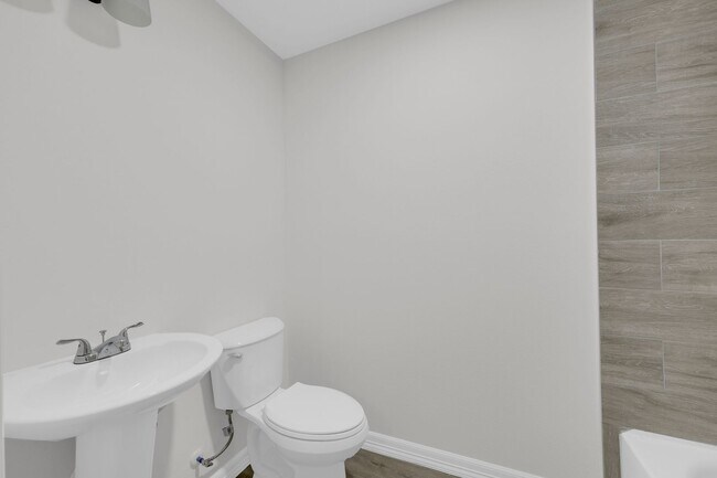 Building Photo - SPACIOUS! LOCATION!