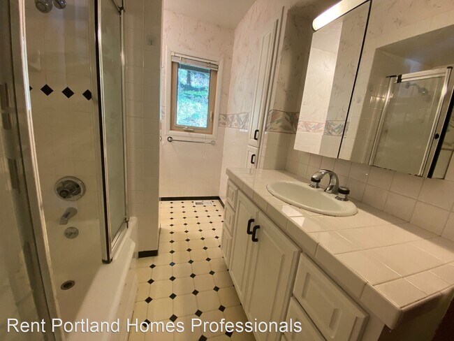 Building Photo - 4 br, 2 bath House - 10275 SE Hillcrest Drive