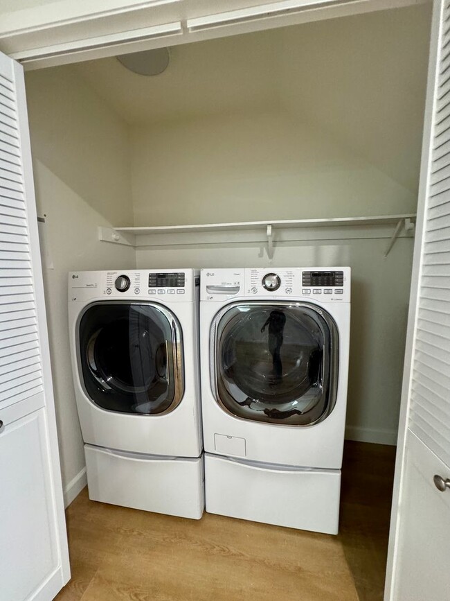 Building Photo - Stylish 2 bed + 2.5 bath + loft townhome nestled in Santa Monica south of Montana