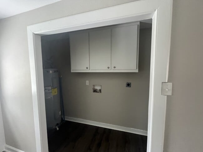 Building Photo - 412 E 5th St