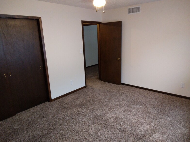 Building Photo - 2302 Prairie View East