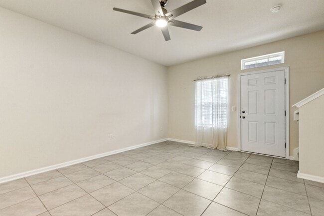 Building Photo - Nearly New 2BR/2.5BA Townhome – Great Loca...