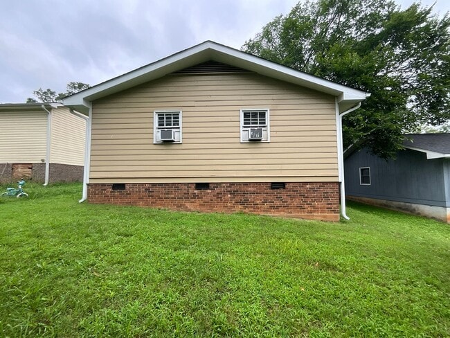 Building Photo - Charming Single Family Home - Convenient l...