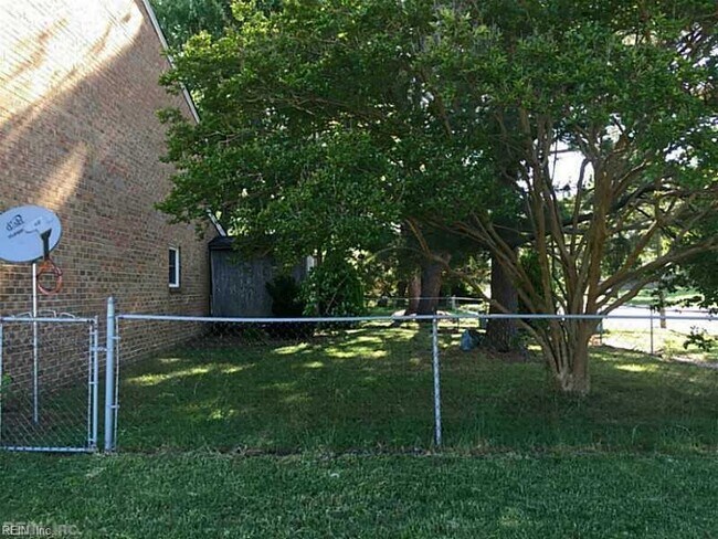 Building Photo - 800 St Denis Ct