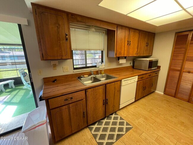 Building Photo - 1000 Egret Ct