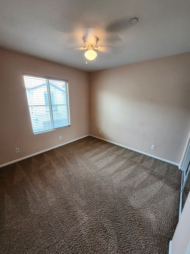 Building Photo - Beautiful two-story townhouse in Fontana G...