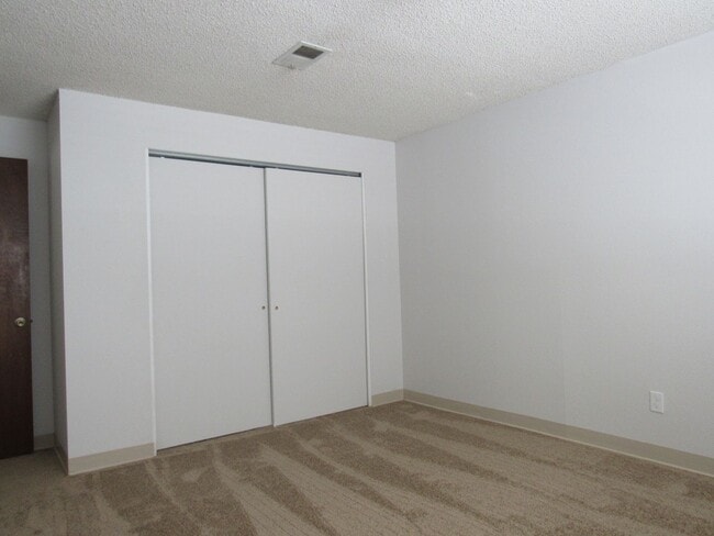 Building Photo - Remodeled Huge 4 Bedroom Townhome