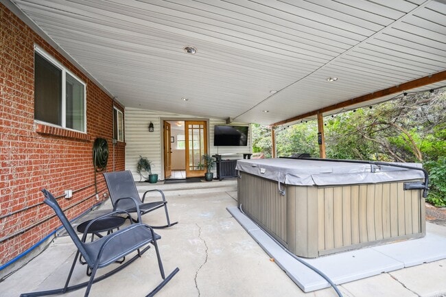 Building Photo - 5944 S Milwaukee Way