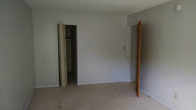 Building Photo - 2 Bed , 1 Bath Apt Close to PSU Campus