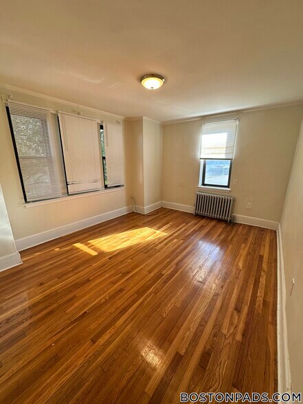 Building Photo - 53 Fellsway W