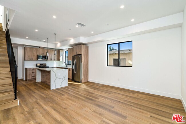 Building Photo - 2204 1/2 Carmona Ave