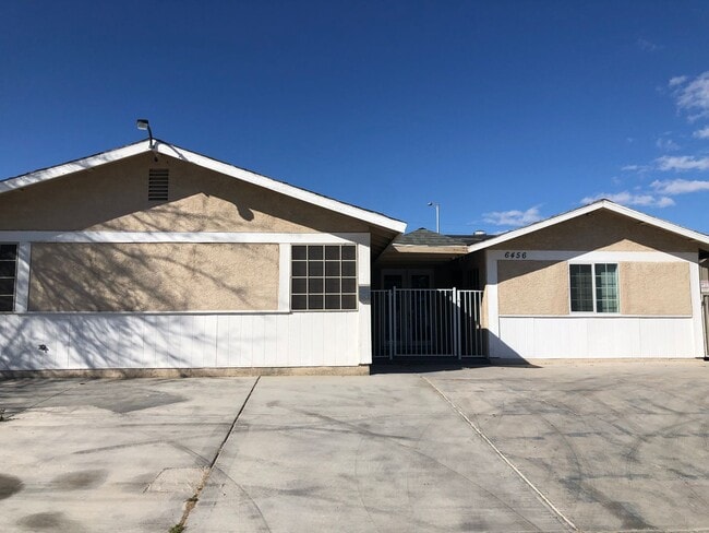 Building Photo - 4 BEDROOM / 2 BATH SINGLE FAMILY HOME W/ CASITA