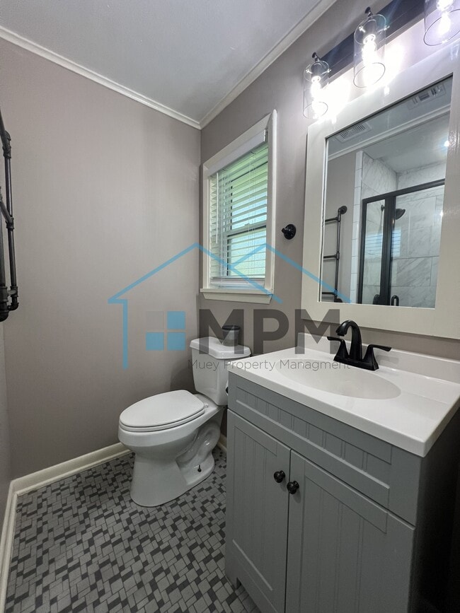 Building Photo - 616 Lakeshore Dr