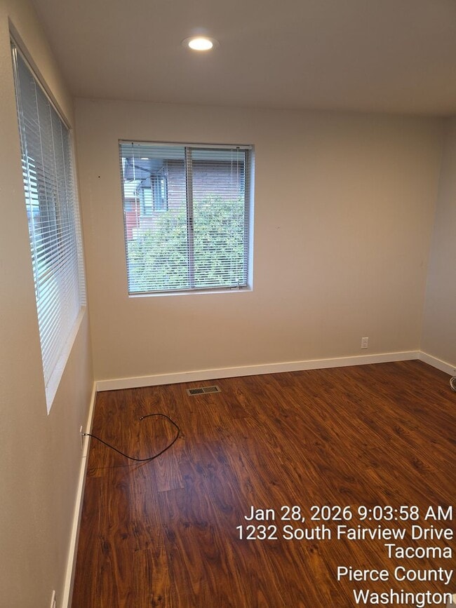 Building Photo - View home North Tacoma - 3 bedroom, 3.5 bathroom, 6 car garage - Available NOW!!!