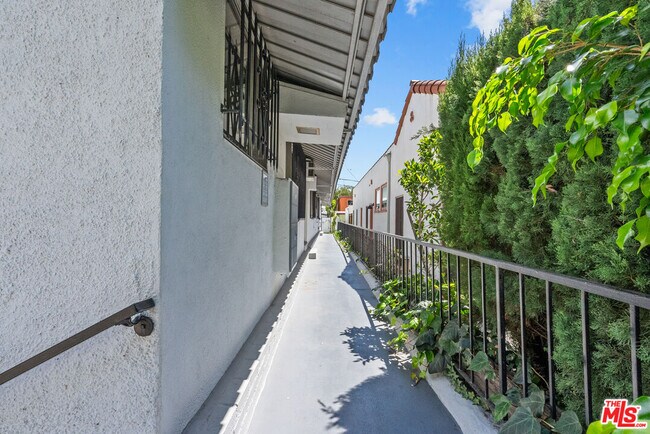 Building Photo - 628 Huntley Dr