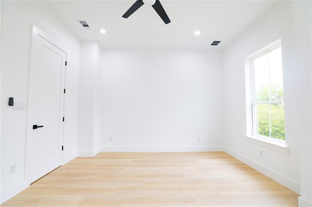 Building Photo - 306 E 7th St