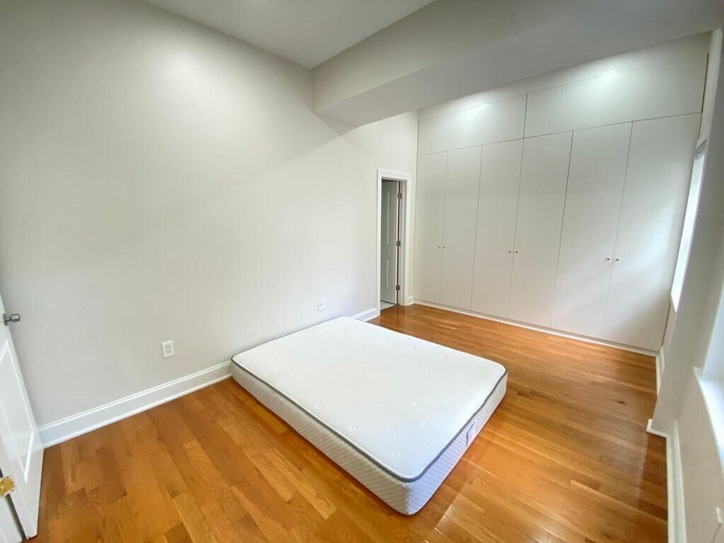 Building Photo - 258 W Broadway