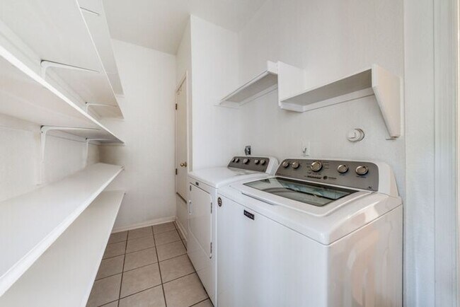 Building Photo - Well Maintained and Great Location!