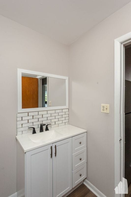 Building Photo - 6427 N Hermitage Ave