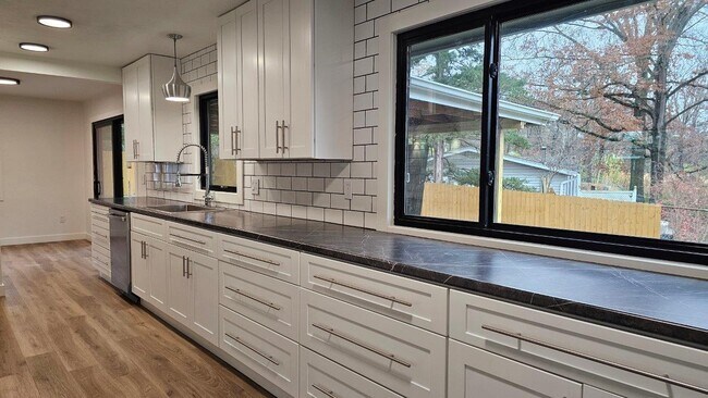 Building Photo - 2002 Woodlea Dr