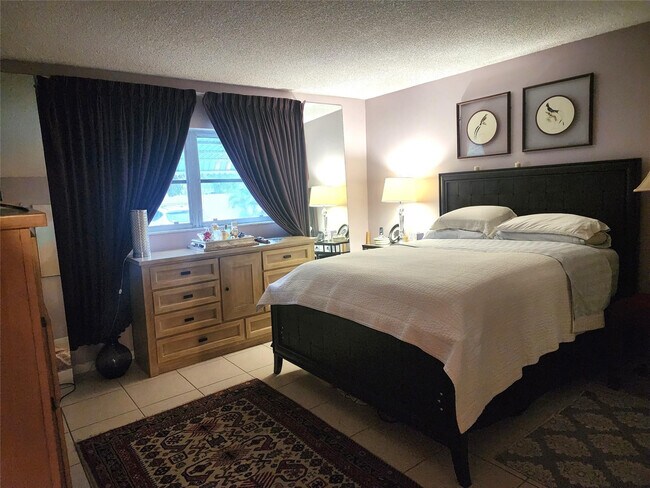 Building Photo - 804 SE 7th St