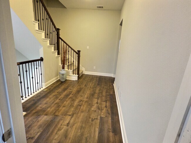 Building Photo - 557 Reale Dr