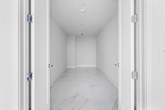 Building Photo - 495 E Royal Palm Rd