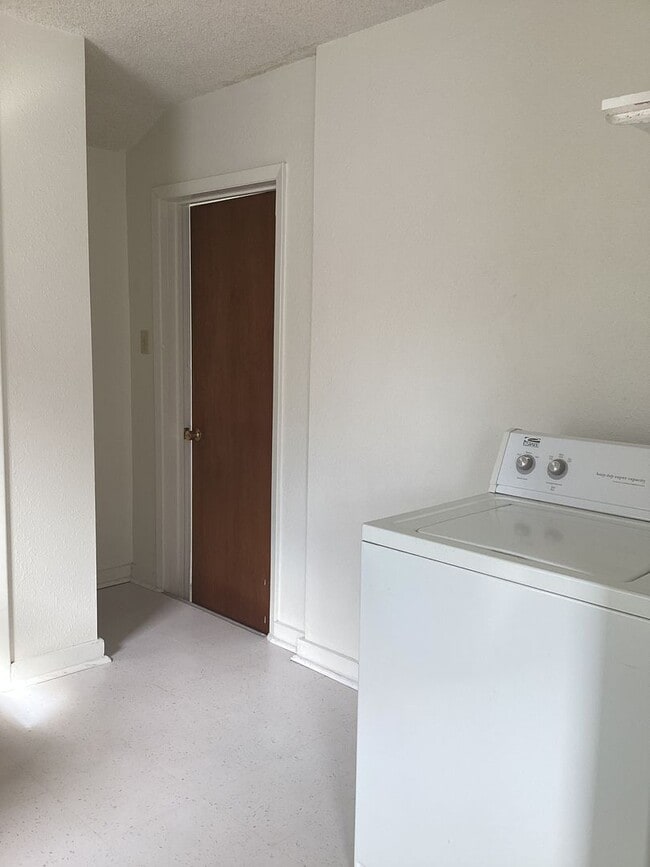 Building Photo - Cute 2 Bedroom with a little historical charm!  One block from ENMU!