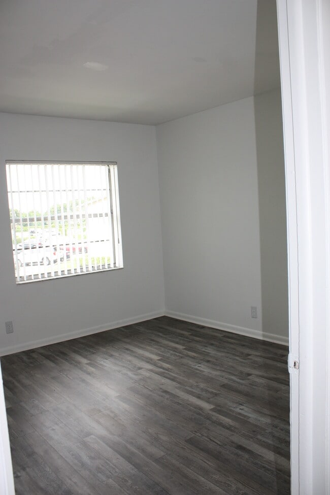 Building Photo - 5862 Homeland Rd
