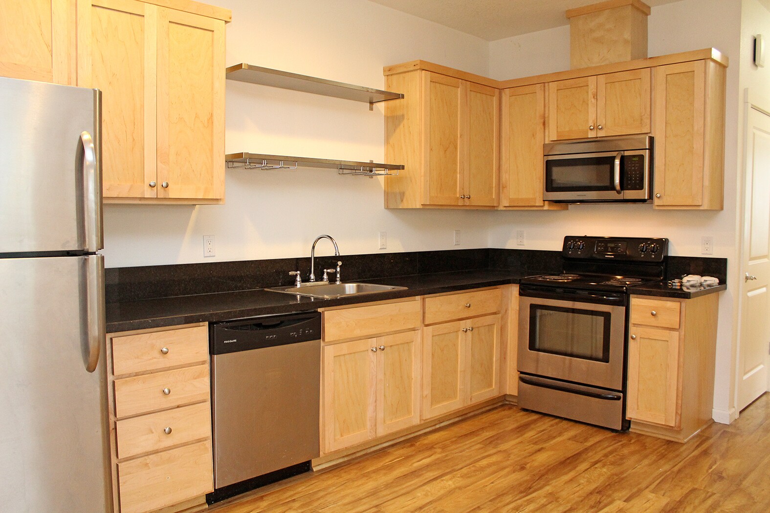 Building Photo - 1555 N Willis Blvd