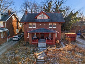 Building Photo - 6BR House on E. Lane – Central Campus – Newly Renovated + Free Parking – Flexible Move-In