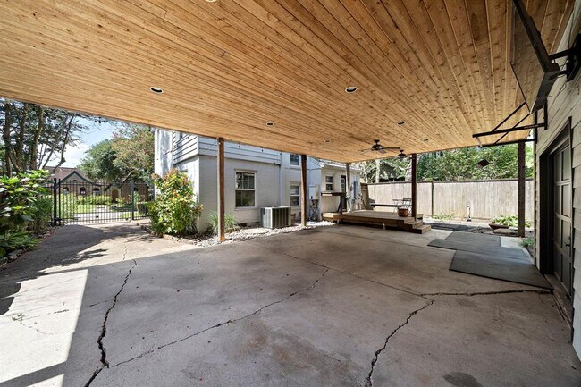 Building Photo - 2338 Shakespeare St