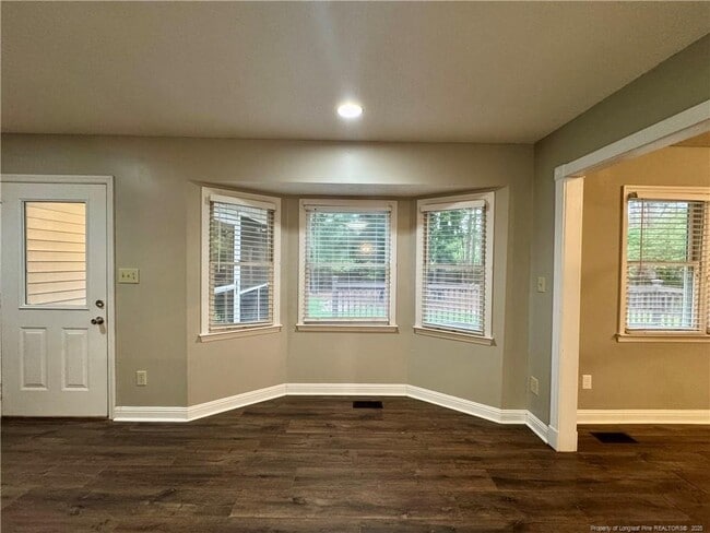 Building Photo - 200 Horseshoe Dr