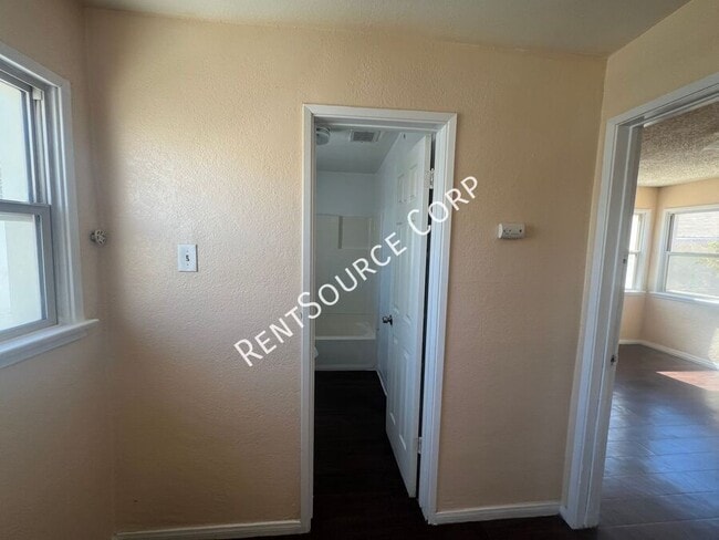 Building Photo - 920 Flora St