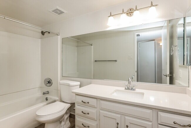 Building Photo - 2300 E Chicago St