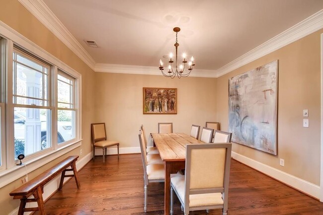 Building Photo - 2105 Brookview Dr NW