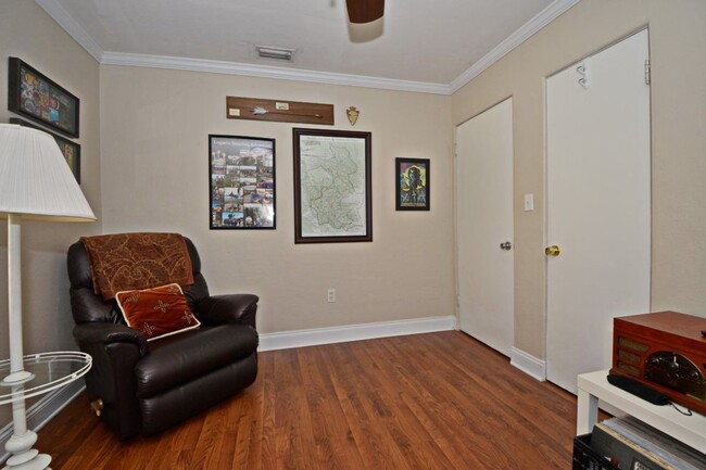 Building Photo - 2 Bedroom, 1 Bath - Lancaster Park /SODO
