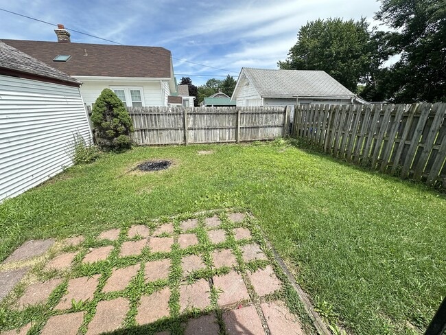 Building Photo - 1621 Bruner St